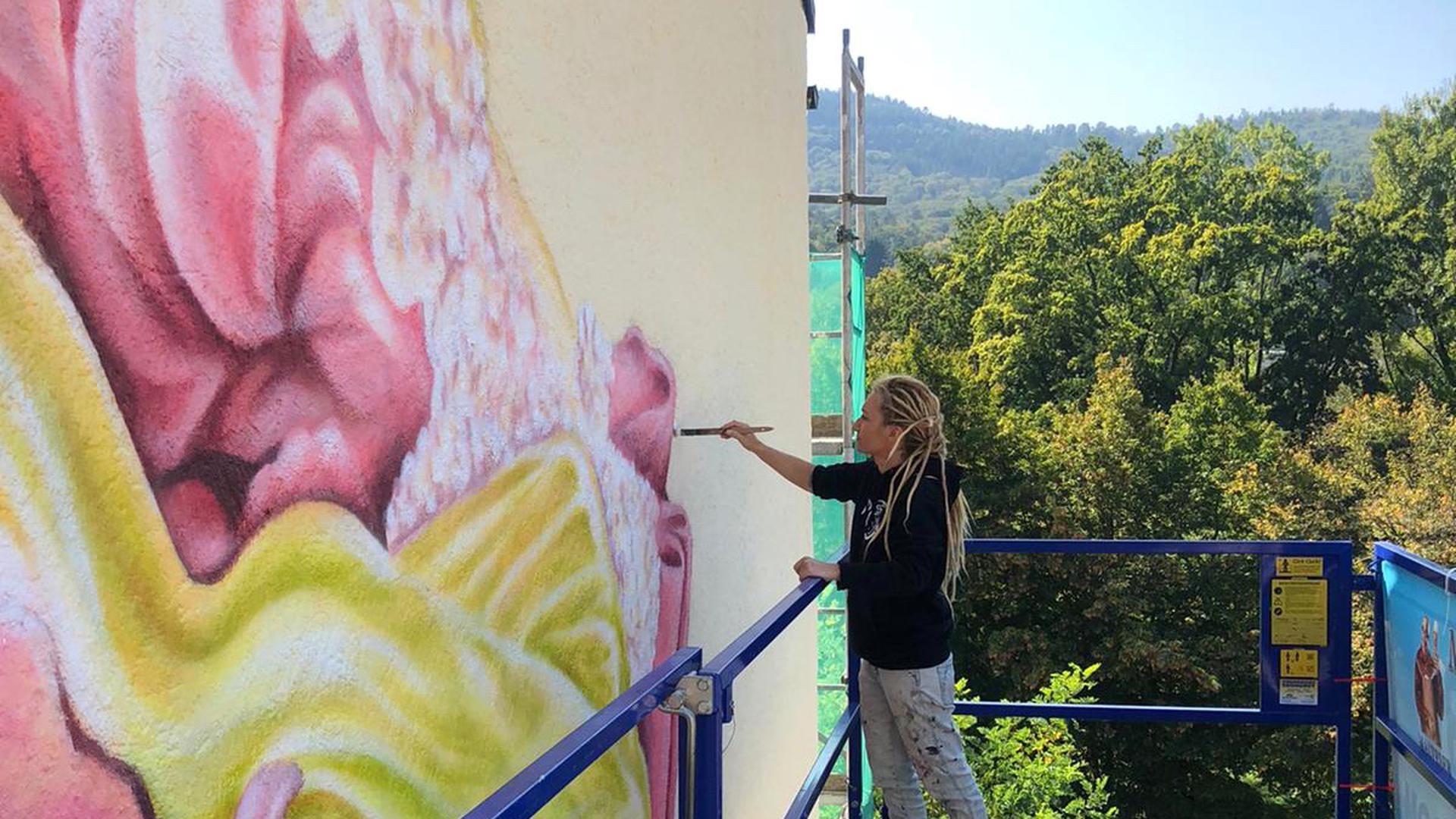 Fassaden-Künstlerin Caro Godles bei der Arbeit an einem Gebäude in der Fürstenbergallee Baden-Baden