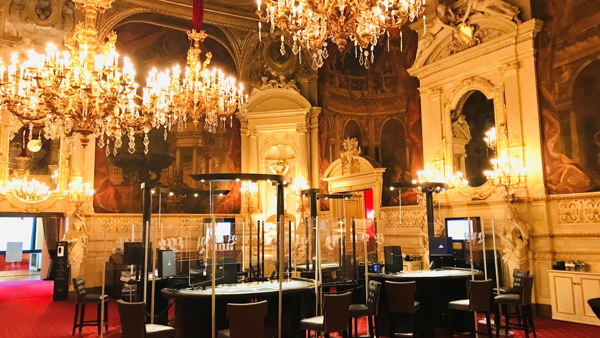Florentinersaal dengan lima lampu gantungnya adalah salah satu aula kasino tradisional yang indah di Baden-Baden.