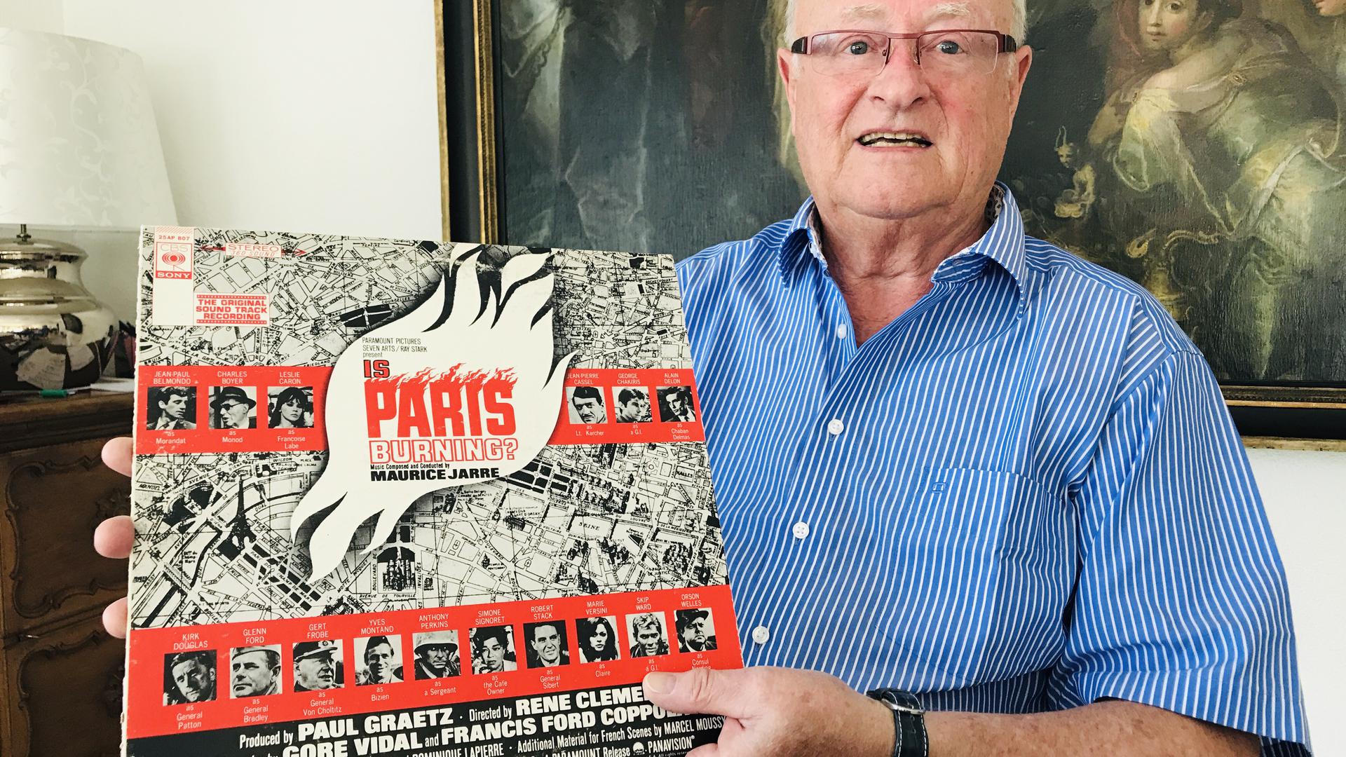 Timo von Choltitz, Sohn des früheren Generals Dietrich von Choltitz zeigt eine Originallangspielplatte mit der Filmmusik von Maurice Jarre für den Kinofilm „Brennt Paris?” aus dem Jahr 1966.