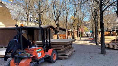 Ein Gabelstapler bringt Holzteile für die Hütten des Baden-Badener Christkindelsmarkts.