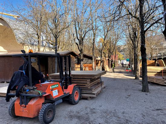 Ein Gabelstapler bringt Holzteile für die Hütten des Baden-Badener Christkindelsmarkts.