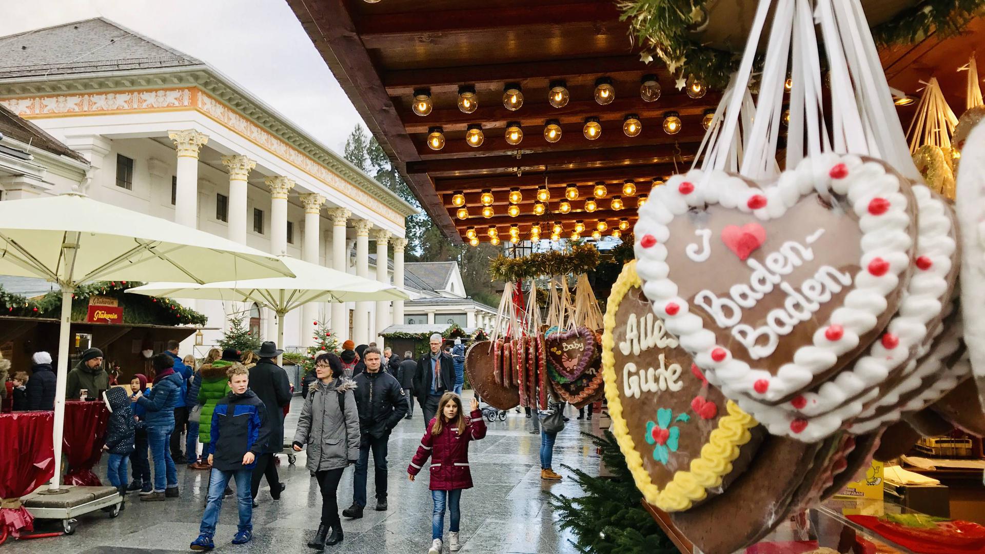 Besucher schlendern über den Christkindelsmarkt vor dem Baden-Badener Kurhaus.