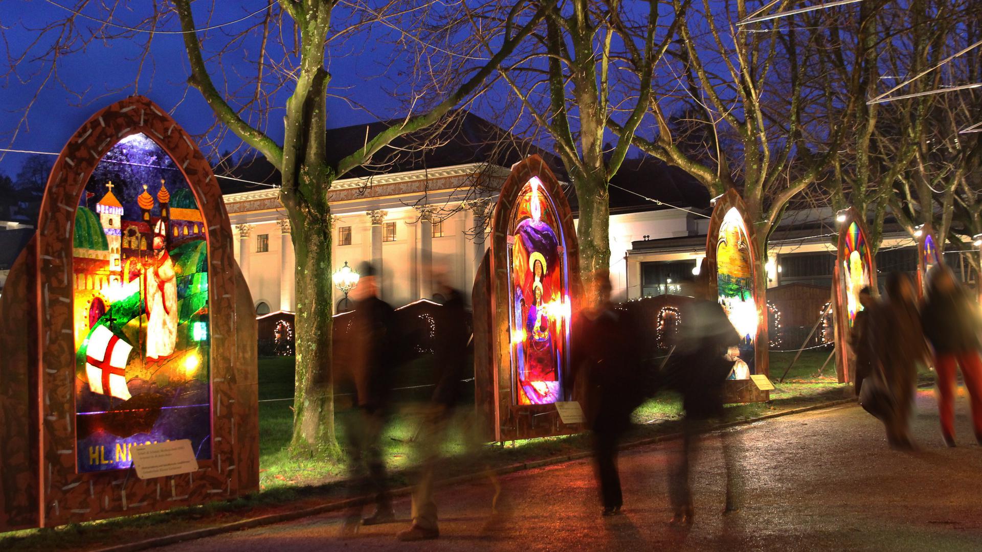 Das Foto zeigt die weihnachtliche Kirchenfenster Allee, die von den umliegenden Schulen gestaltet wurde. Die Kirchenfenster sind Blickfang fr die Besucher des Christkindelsmarkt in Baden-Baden und eine Besonderheit der Weihnachtsmrkte in der Region.