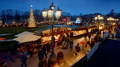 Traditionell steht in der Mitte des Christkindelsmarktes ein festlich geschmückter Weihnachtsbaum.