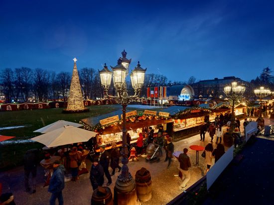 Traditionell steht in der Mitte des Christkindelsmarktes ein festlich geschmückter Weihnachtsbaum.