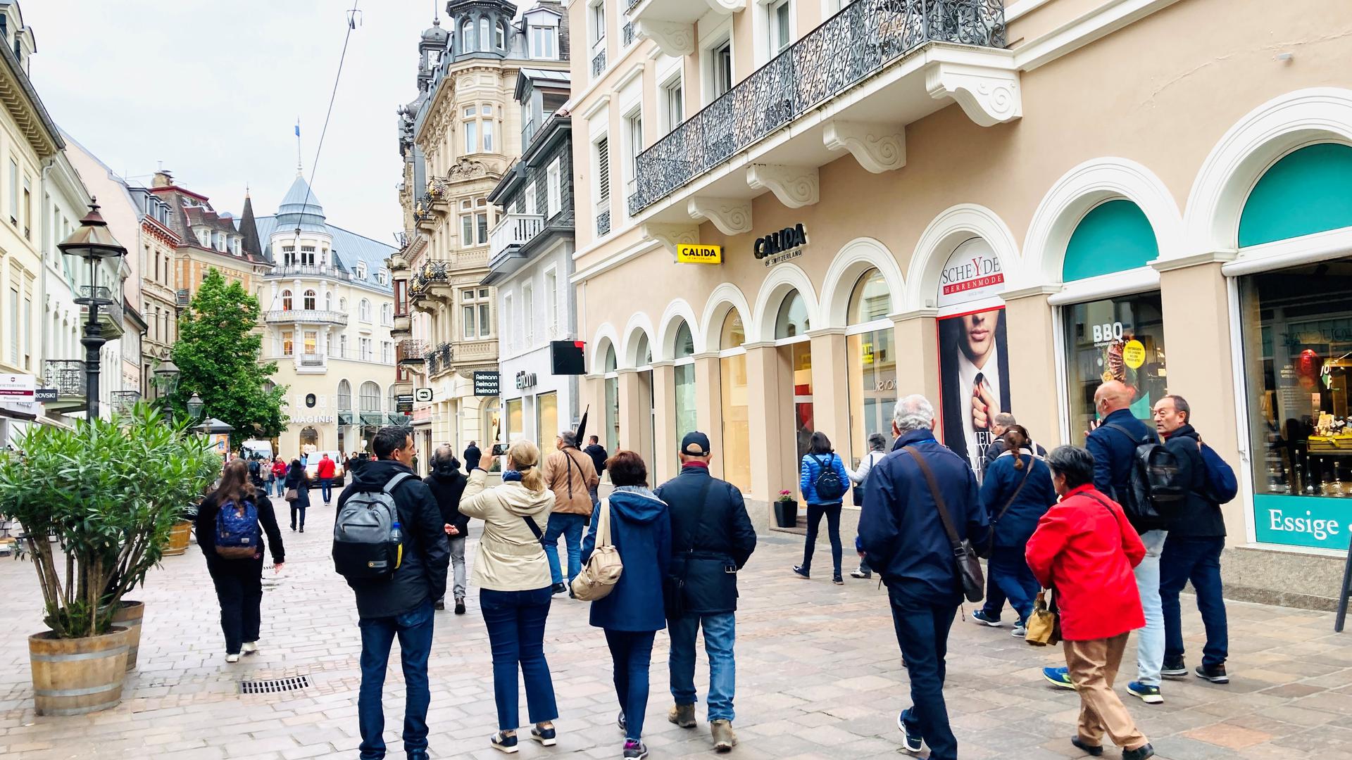 Touristen sind in der Fußgängerzone in Baden-Baden unterwegs