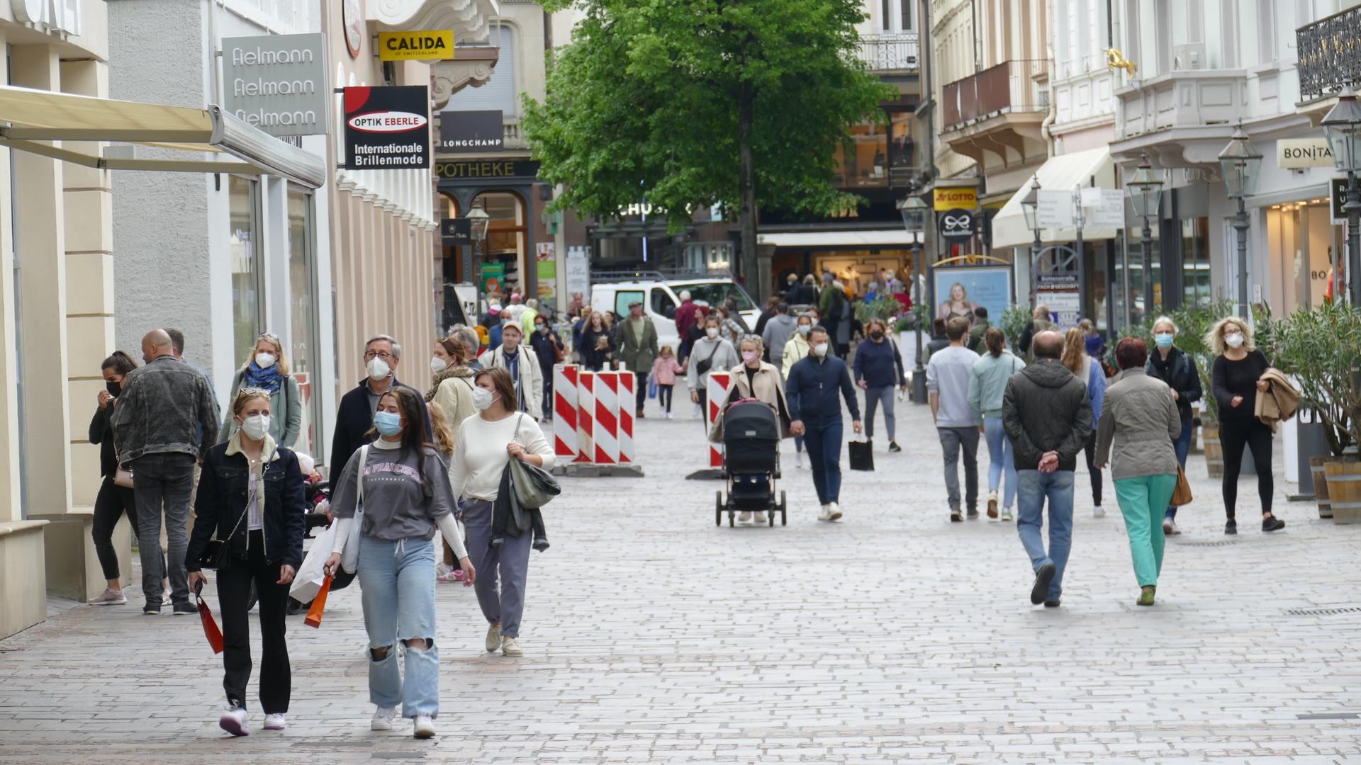 Menschen laufen durch die Lange Straße in Baden-Baden