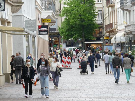 Menschen laufen durch die Lange Straße in Baden-Baden
