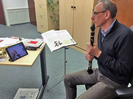 Ralf Eisler gibt virtuellen Unterricht an der Musikschule Baden-Baden.