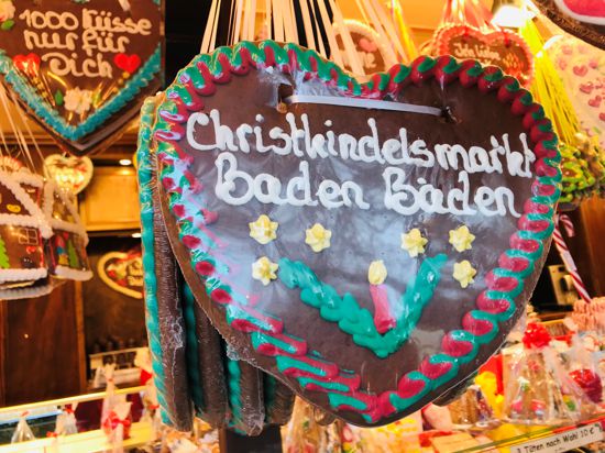 Ein Lebkuchenherz trägt die Aufschrift „Christkindelsmarkt Baden-Baden“. 