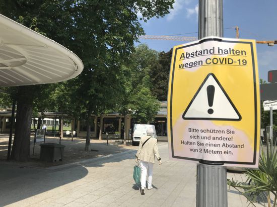  In Baden-Baden weisen Hinweistafeln auf die Einhaltung der Abstandsregel hin.