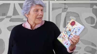 Autorin Cornne Bauer hält ihr Buch „Leo und der tote Galerist“ in der Hand.