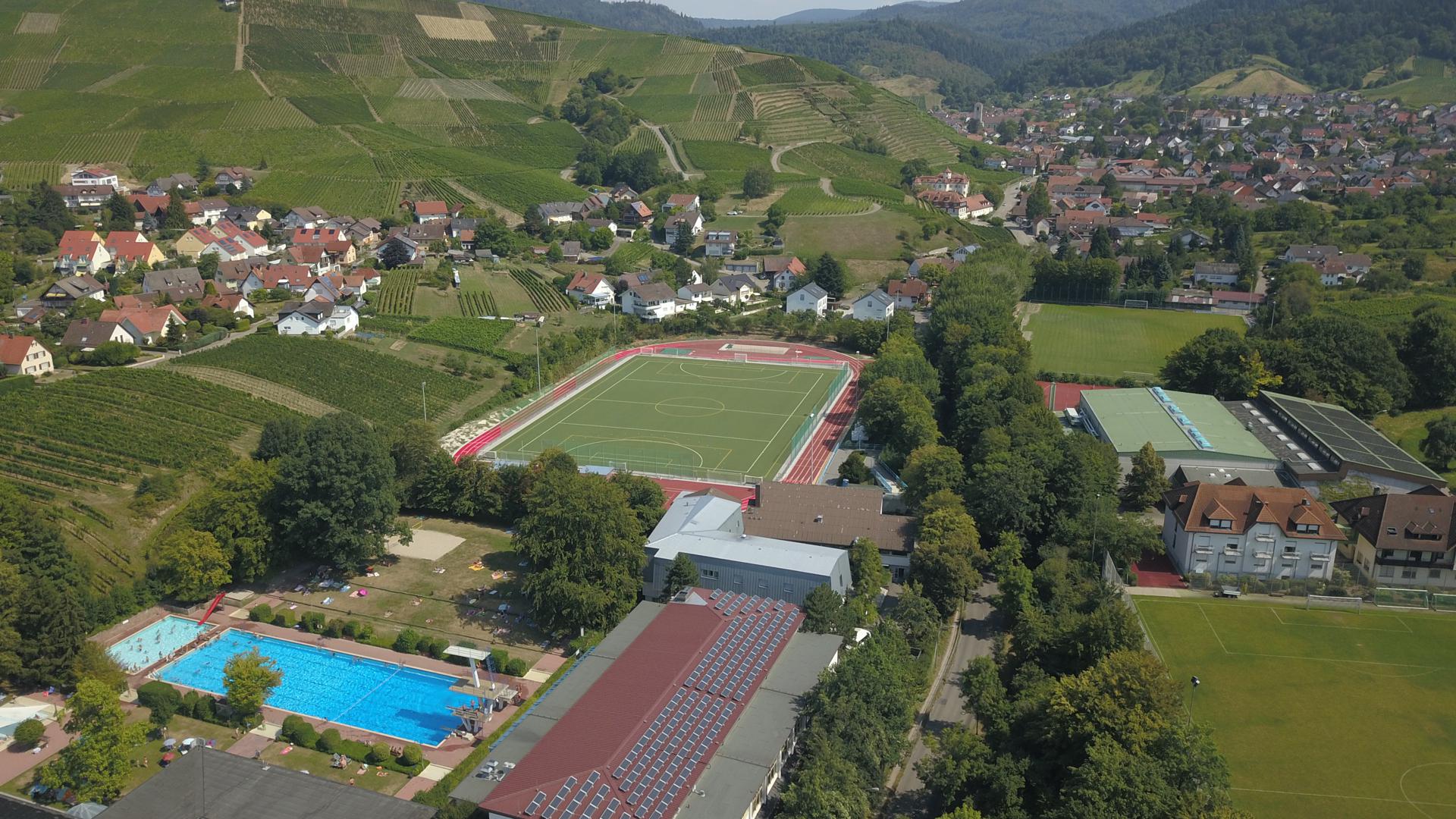 Eingebettet in einer reizvollen Naturlandschaft liegt die Sportschule Steinbach. Nach der Eröffnung im Juli 1957 wurde sie zwischen 1962 und 2002 viermal erweitert und modernisiert.