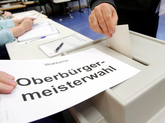 Eine Wahlurne und ein Stimmzettel für die OB-Wahl