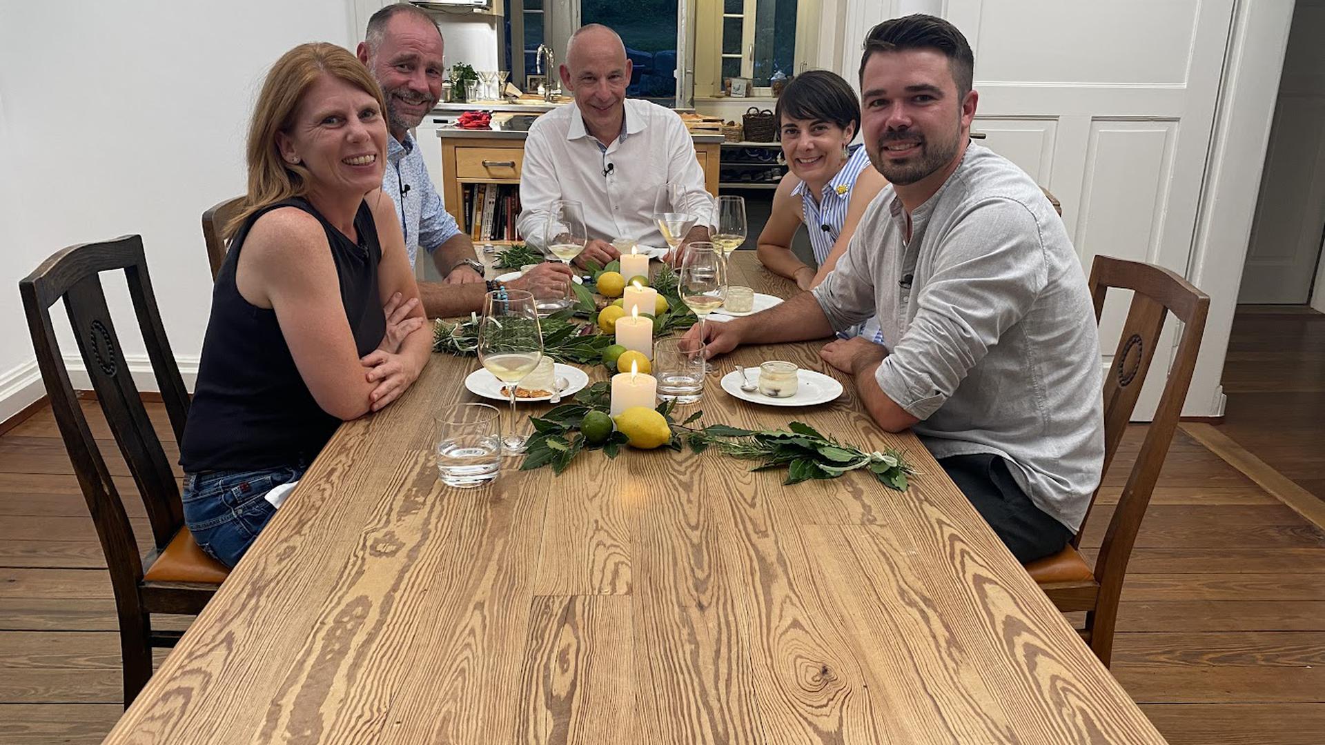 Sandra (von links) aus Rastatt, Oliver aus Baden-Baden, Alexander aus Gernsbach sowie Johanna aus Bühl und Lars aus Gaggenau sind in dieser Woche die Hauptakteure bei der TV-Sendung „Das perfekte Dinner“.