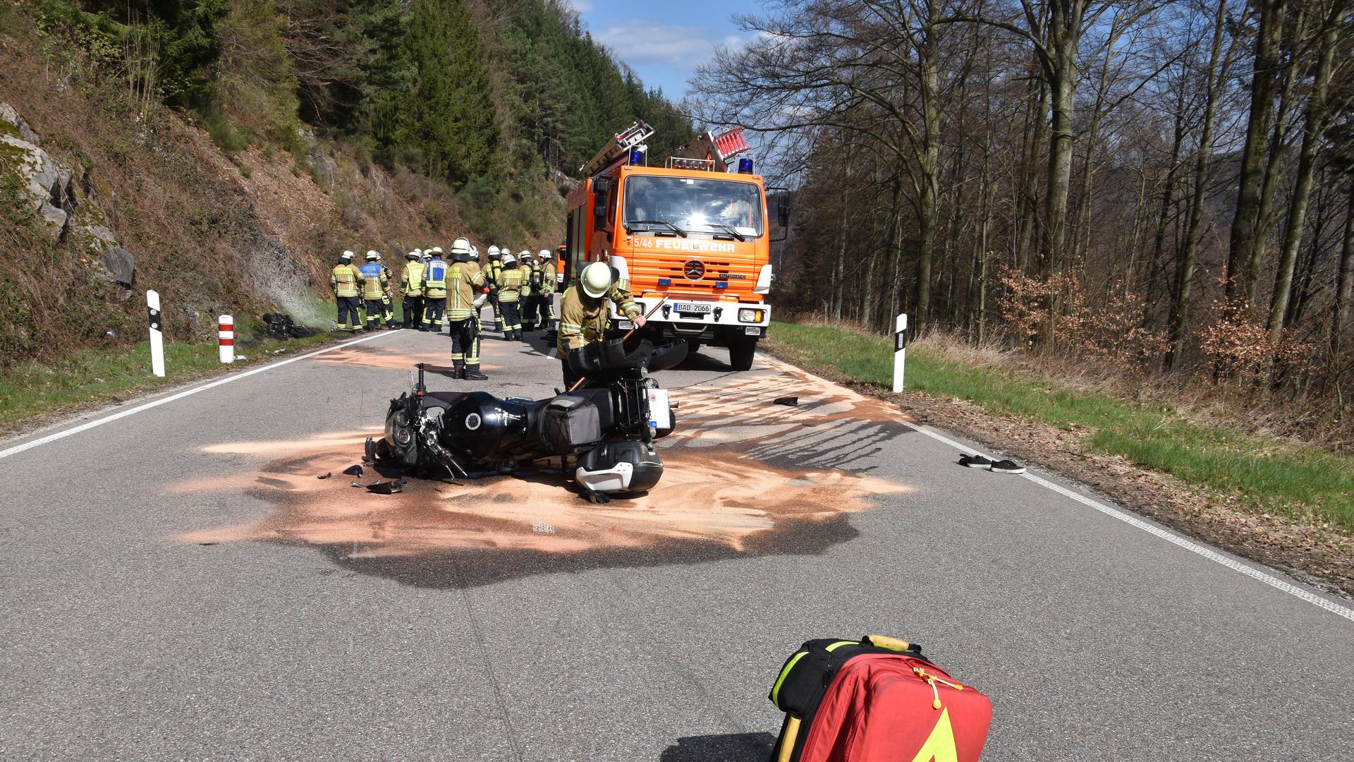 Für die Löscharbeiten und die Bergungsmaßnahmen war die Schwarzwaldhochstraße drei Stunden gesperrt.