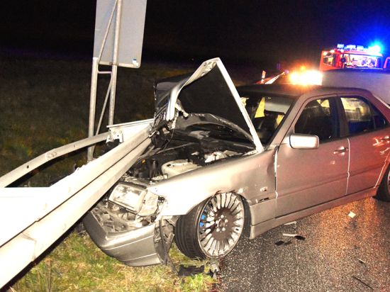 Ein Auto steht nach einem Unfall auf der A5 bei Baden-Baden auf dem Standstreifen.