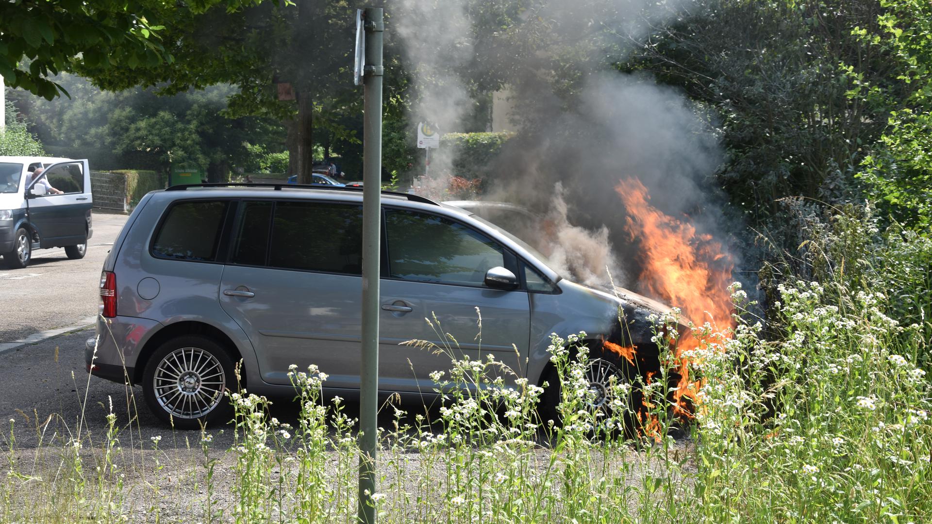 Der Motorraum eines VW steht in Flammen. 