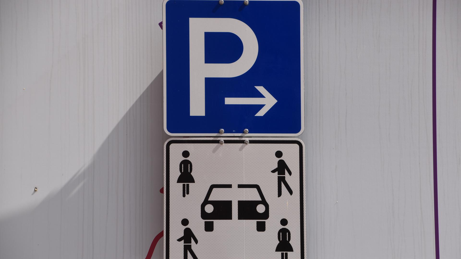 Ein Scheidungsparkplatz? Das neue Schild in Baden-Baden gibt Rätsel auf.