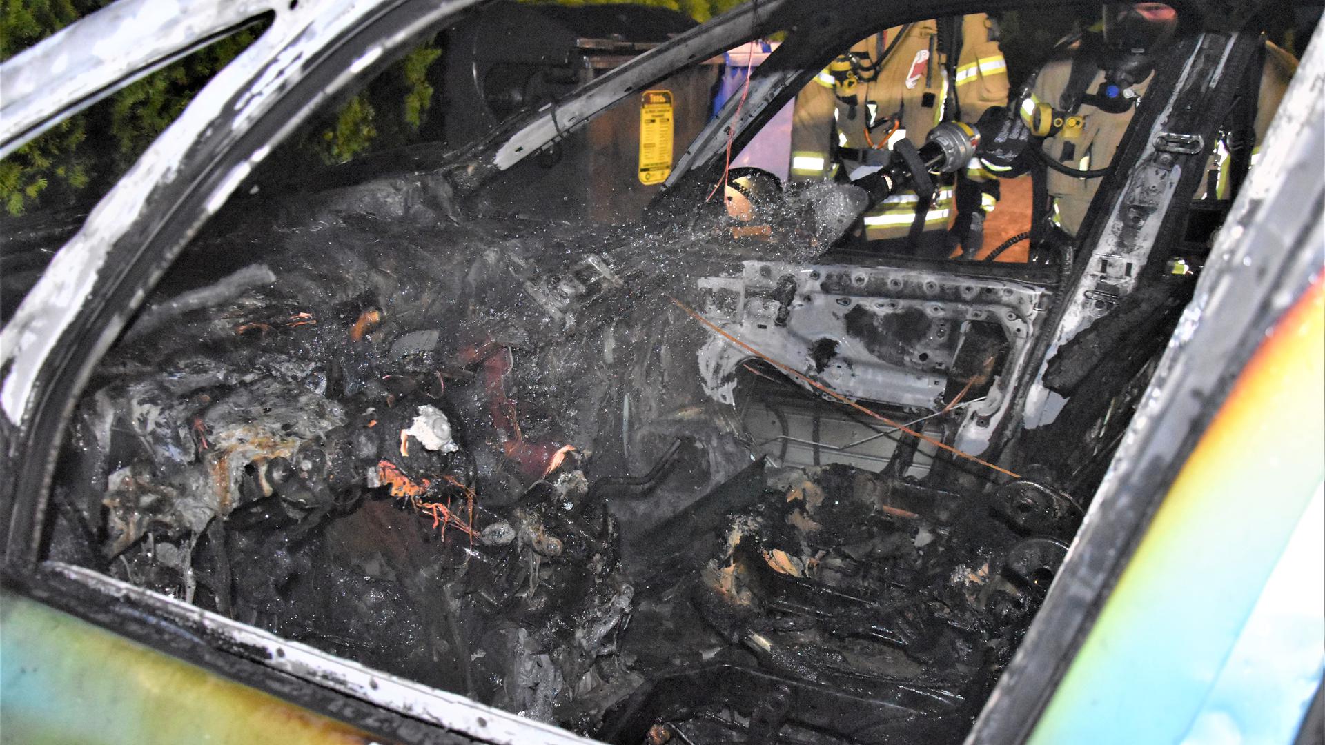 Der Schaden ist immens: Die Flammen haben den kompletten Innenraum des Autos zerstört.
