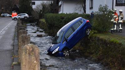 Ein Auto landete am Dienstagmorgen in Baden-Baden-Oberbeuern im Oosbach.