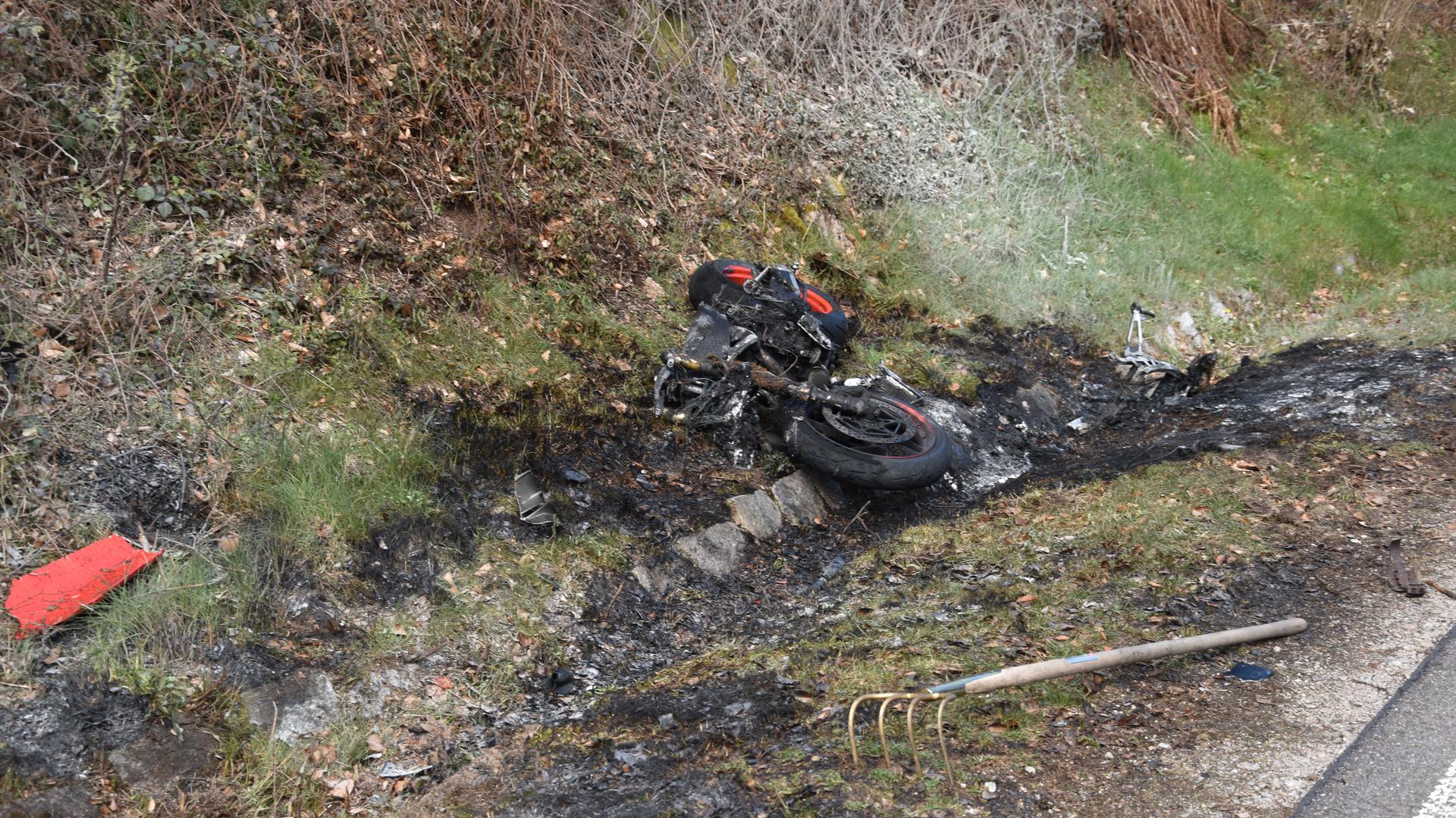 Ein ausgebranntes Motorrad liegt im Straßengraben an der B500.