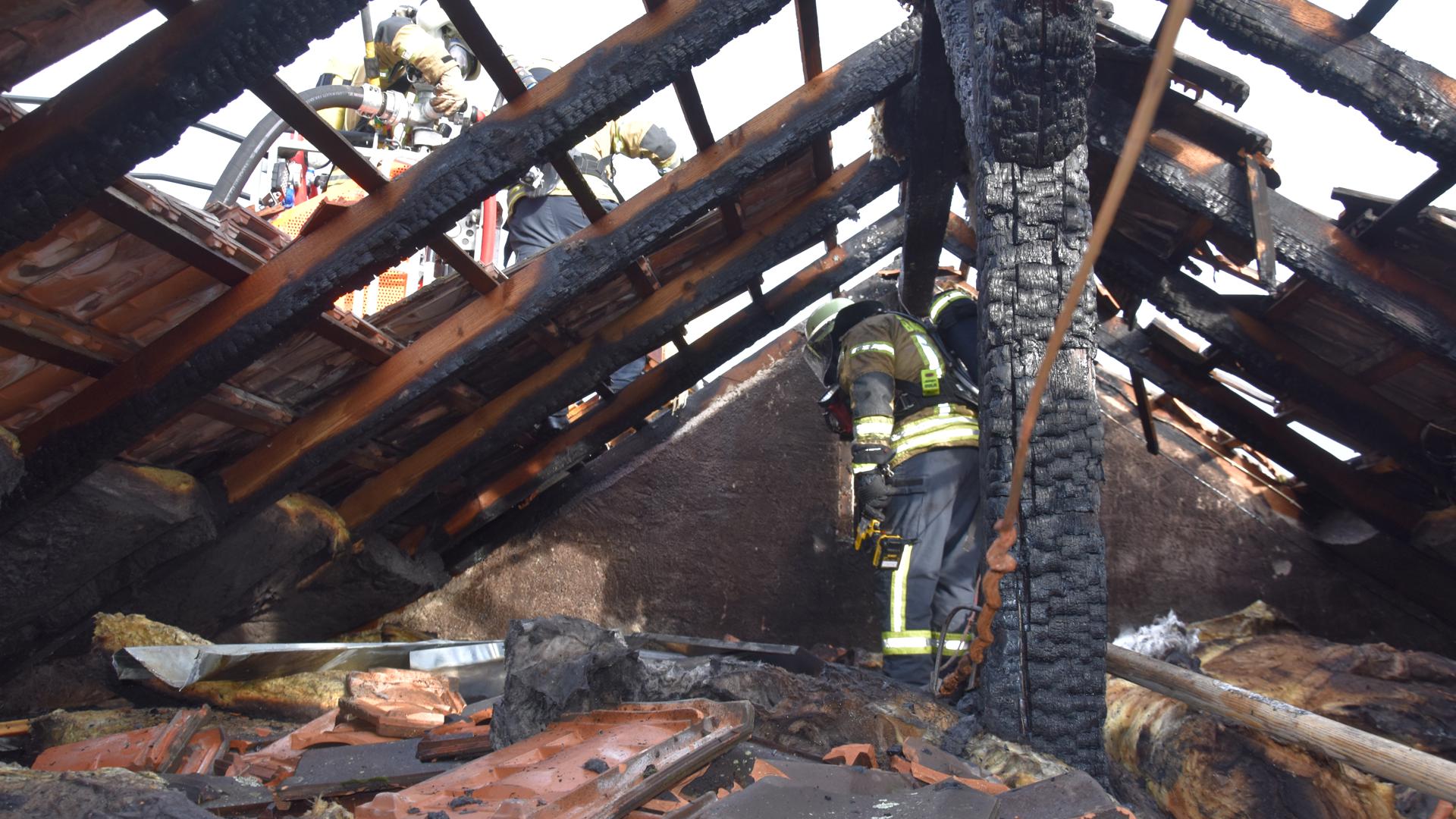 Die Brandbekämpfung erfolgt über eine Drehleiter, auch im Inneren des Gebäudes waren die Feuerwehrleute aktiv. 