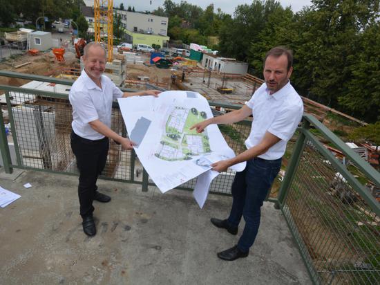 Investor Markus Busch und GSE-Geschäftsführer Alexander Wieland auf der Baustelle in der Wohnsiedlung „Obere Breite“.