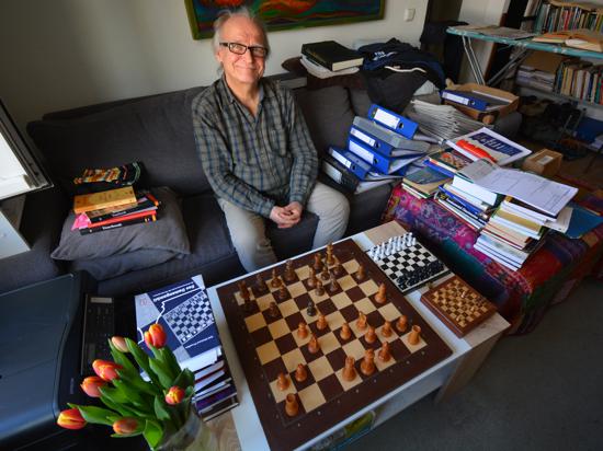 Schach gehört seit seiner frühsten Kindheit zum Leben von Antonius Balzert. Jetzt hat der 67-Jährige erneut den Titel bei den Deutschen Fernschach Meisterschaften gewonnen.