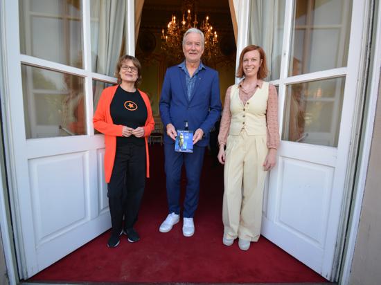 Theaterintendantin Nicola May, OB Dietmar Späth und die Leiterin des Jungen Theaters Birga Ipsen bedanken sich bei den Sponsoren von „Fit fürs Abi“
