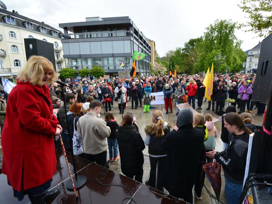 Blick auf die Teilnehmer einer Kundgebung bei der Fieser-Brücke in Baden-Baden.
