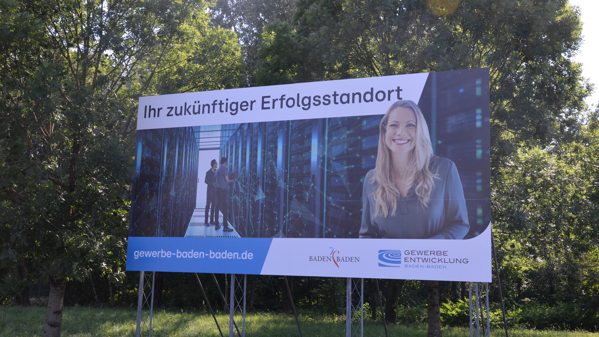 Frauen im Vordergrund: Auf den neuen Werbeschildern der Gewerbeentwicklungsgesellschaft in Baden-Baden werden ausschließlich Frauen in wichtigen Positionen abgebildet. Männer huschen allenfalls als Subalterne durch den Bildhintergund.