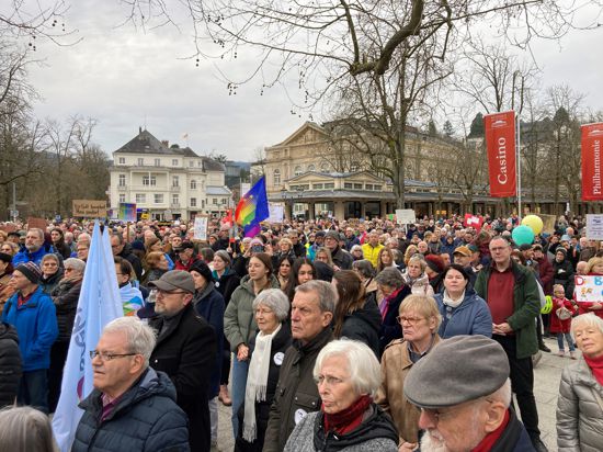 Menschen versammeln sich bei einer Demo auf der Fieserbrücke Baden-Baden.