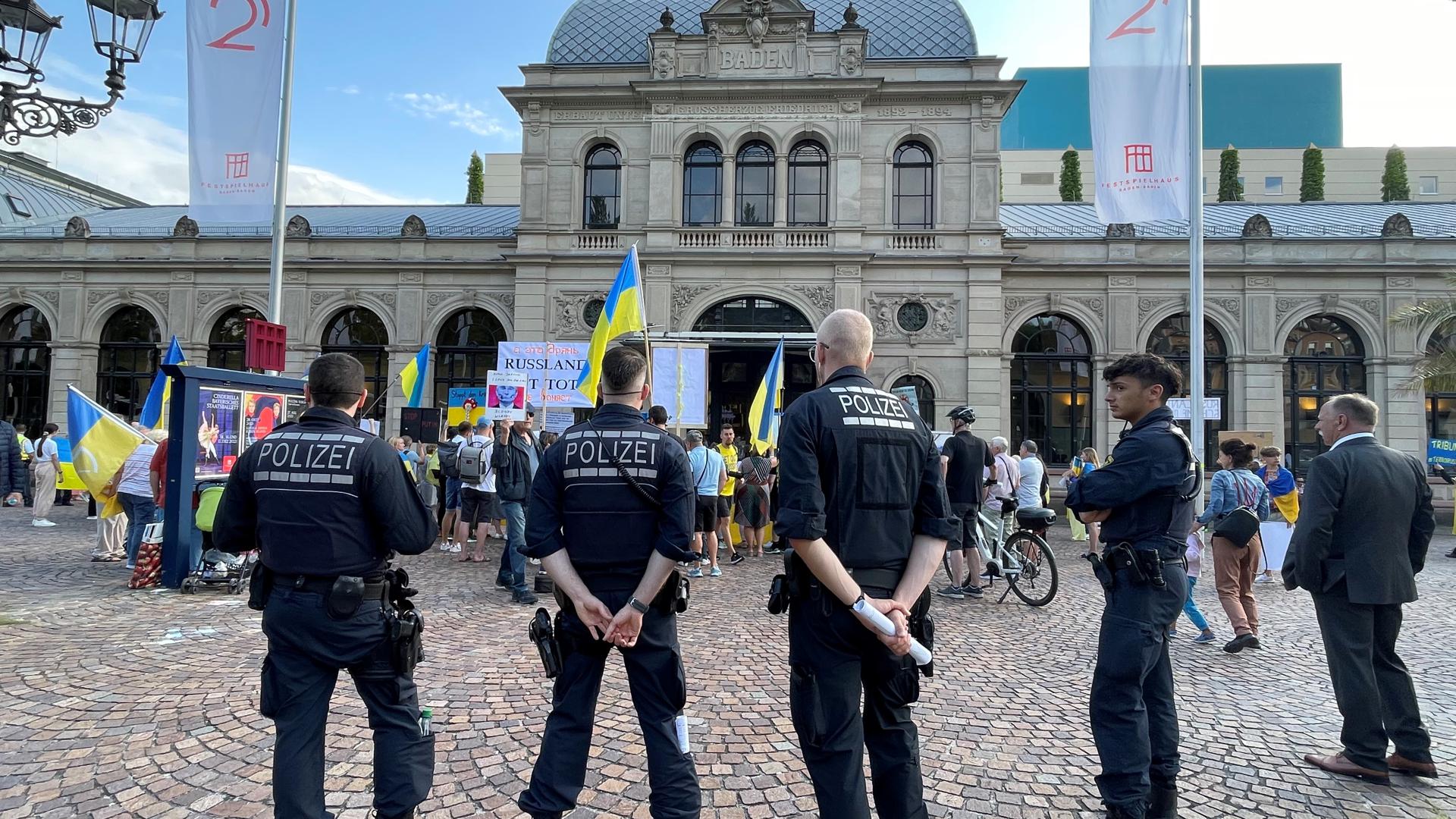 Polizisten beim Protest Baden-Baden vor dem Festspielhaus Baden-Baden gegen den Auftrit von Anna Netrebko.