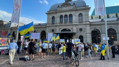 Demonstration vor dem Festspielhaus Baden-Baden gegen den Auftritt der russischen Sopranistin Anna Netrebko 