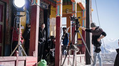 Ralf Bauer (dritter von links), hier beim Dreh in Indien, macht im Film „Die Wiederkehr - Sem Dhul“ auf die Situation der Tibeter aufmerksam.