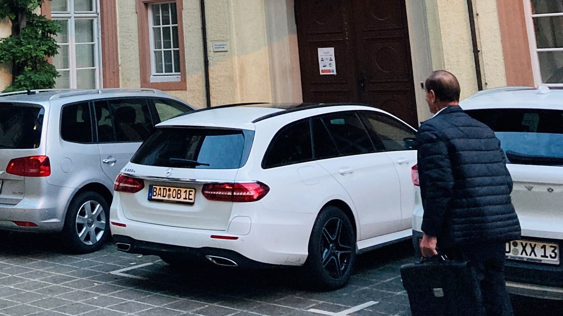 Der Dienstwagen des Baden-Badener Oberbürgermeisters Dietmar Späth ist ein weißer E-Klasse-Hybrid mit Stern. Das Auto steht im Rathaus-Innenhof.