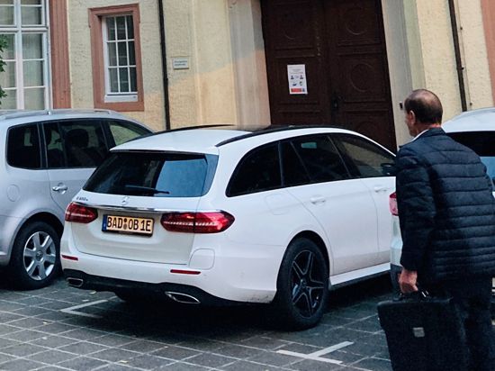 Der Dienstwagen des Baden-Badener Oberbürgermeisters Dietmar Späth ist ein weißer E-Klasse-Hybrid mit Stern. Das Auto steht im Rathaus-Innenhof.
