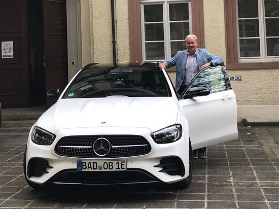 Baden-Badens Oberbürgermeister steht an der geöffneten Tür seines Dienstwagens.