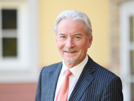 Dietmar Späth (parteilos), Oberbürgermeister von Baden-Baden, lächelt.