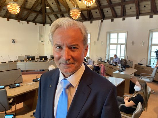 Dietmar Späth steht im Ratssaal