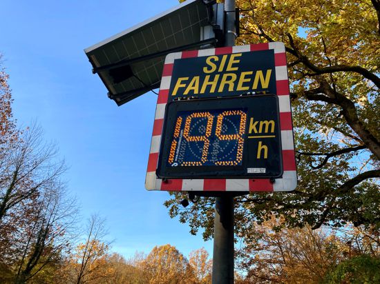 Ein Display am Straßenrand in Baden-Baden zeigt Tempo 199 an. 