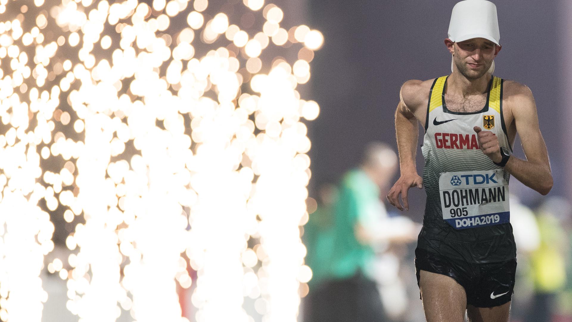 29.09.2019, Katar, Doha: Leichtathletik: Weltmeisterschaft, 50 km Gehen, Männer. Carl Dohmann aus Deutschland beim Zieleinlauf. Foto: Oliver Weiken/dpa +++ dpa-Bildfunk +++ | Verwendung weltweit