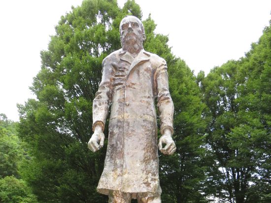 Die 2,80 Meter große Bronze-Skulptur von Fjodor Dostojewski steht im Rotenbachtal auf dem „Platz der badischen Revolution“. 