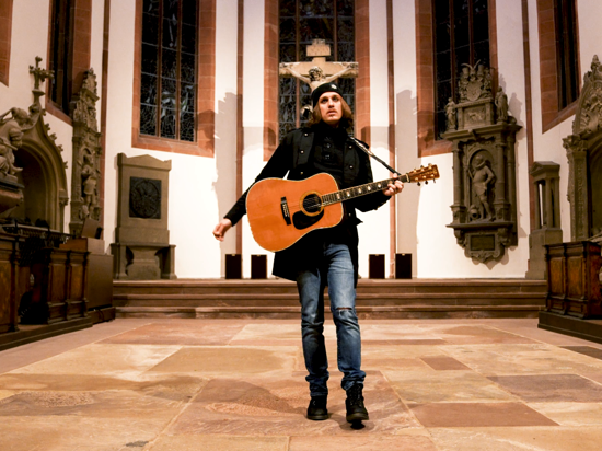 Der Baden-Badener Rockmusiker Sebastian Dracu beim Videodreh in einer katholischen Kirche in seiner Heimatstadt. 