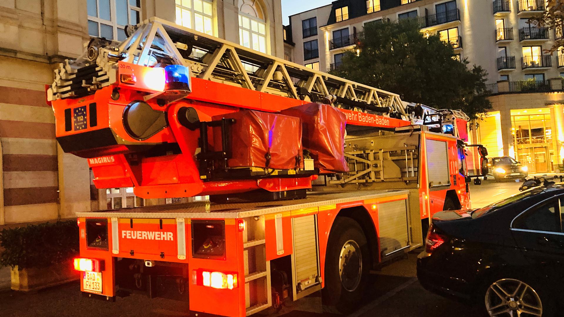 Eine Drehleiter der Feuerwehr Baden-Baden fährt vor dem Hotel Maison Messmer vor. 