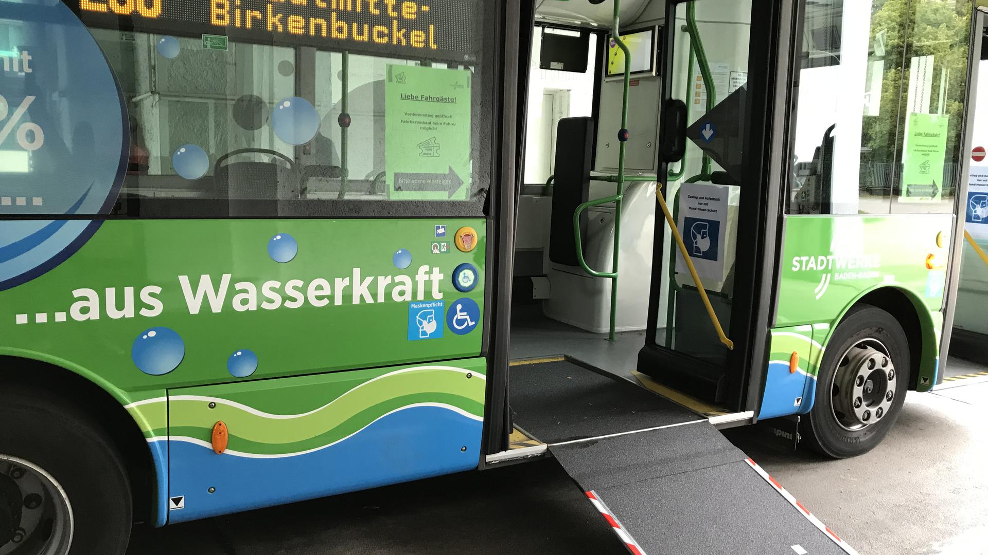 Eine Rampe führt in den E-Bus Baden-Baden