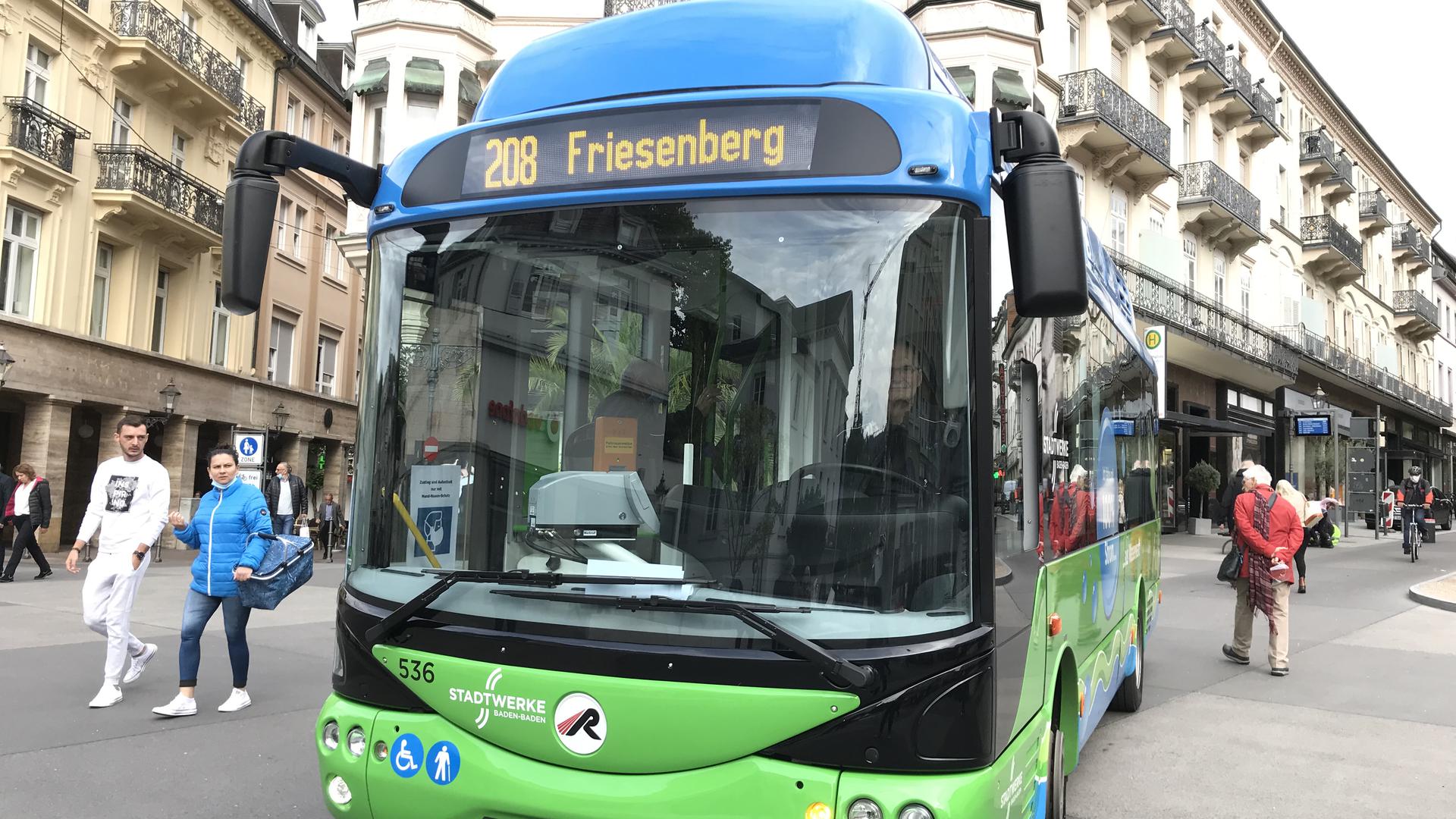 Bus steht auf dem Leopoldplatz Baden-Baden