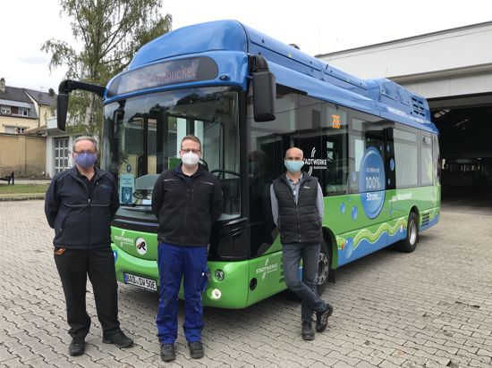 Fahrdienstleiter Patrick Lainé und die Werkstattmeister Sebastian Späth und Ralph Geiger stehen vor dem ersten E-Bus in Baden-Baden