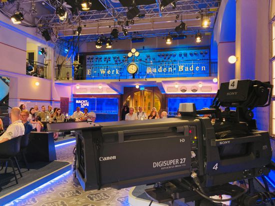 Im  Alten E-Werk in Baden-Baden steht eine Fernsehkamera. Es dient als Studio für die TV-Talk-Show „Nachtcafé“. 